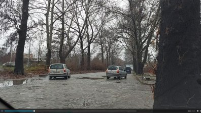 Пътят към пловдивска болница: На дупки, без асфалт, непочистен...