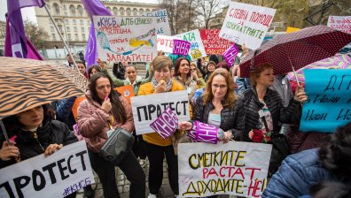 "Сметките растат, доходите не": Психиатри протестират в София (СНИМКИ)