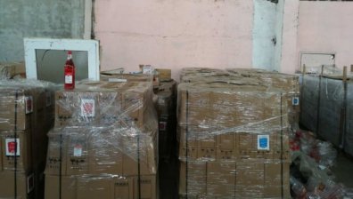 Митничари в Бургас спипаха над 10 000 бутилки нелегален вермут