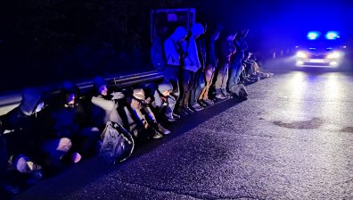 Полицията в Казанлък задържа над 20 нелегални мигранти