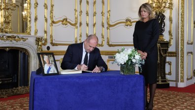 Радев в Лондон: Малко са личностите като Елизабет II