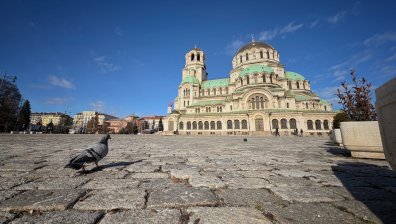 Депутатите опразниха паркинга пред "Св. Александър Невски" (СНИМКИ)