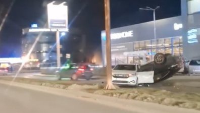 Като каскада от филм: Коли катастрофираха в София, едната е по таван