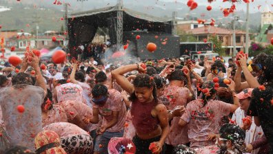 Зрелищен бой с домати на празник в Колумбия (СНИМКИ)