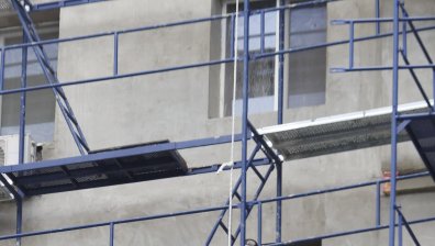 Мъж падна от петия етаж при саниране в Сливен