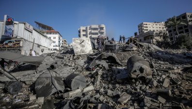 Мощни бомби озариха небето в шестия ден на конфликта между Израел и Палестина