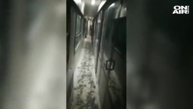 Зимна "приказка": Сняг натрупа в бързия влак от Варна за София