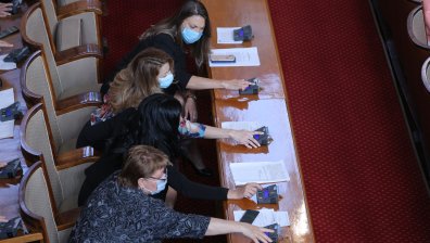 Депутатите заседават в парламента