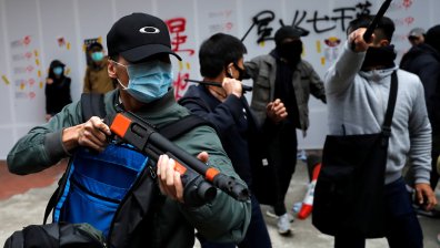 Хонконг посрещна новата година с протести и водни оръдия