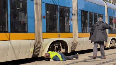 Жена е в болница след катастрофата с трамваите в центъра на София