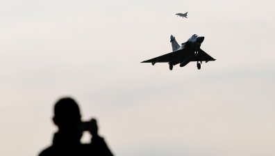 Френският външен министър: Изтребителите "Мираж" ще пазят небето на Украйна