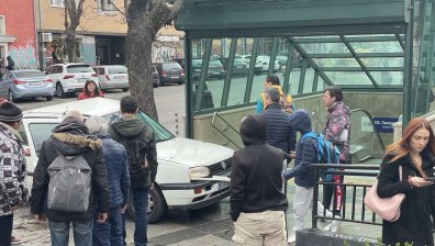 Кола се заби в дърво до централна метростанция, на косъм да влезе вътре