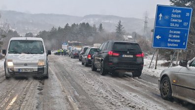 Снегът изненада шофьорите на камиони: Кошмарно пътуване по пътя Варна - Добрич (+ВИДЕО)