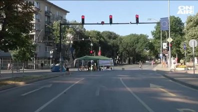 Продължава блокадата на кръстовището пред община Варна