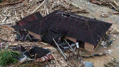 Адът в Индонезия след наводненията: "Оцеляхме три дни без храна и вода на покрива"