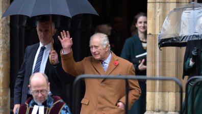 Задава ли се нова буря? Биографията на Чарлз ще разкаже за първата му среща с Меган 