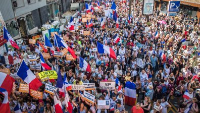 Хиляди на протест в Париж заради ваксинационните сертификати