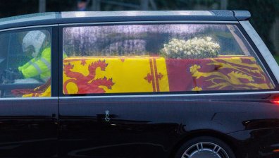 За последен път дъждовен Лондон посрещна своята кралица (ВИДЕО)