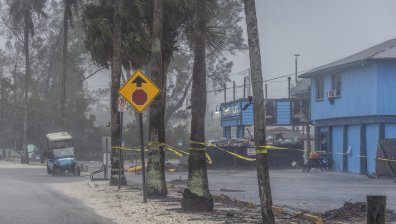 Апокалиптични гледки, заплахи и дезинформация в САЩ заради урагана "Милтън"