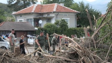 Кметът на Карлово: В някои дворове има по метър и половина кал, чакат ни месеци работа