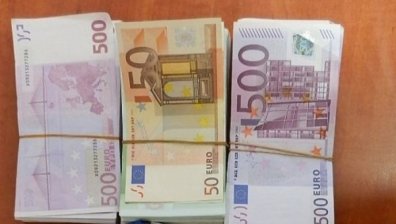Хванаха недекларирани 130 хиляди евро, скрити в кутии с бисквити