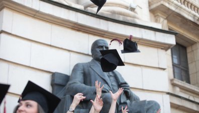 Талантливи ученици получават стипендия и безплатно обучение във висши училища