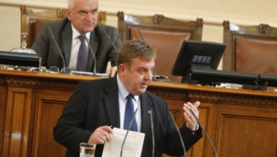 Каракачанов: Армията по границите!