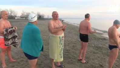 Бургазлии изпращат годината в морето - по изгрев слънце се гмурнаха в ледените води