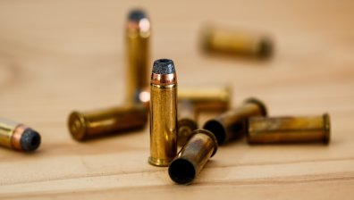 Над час ученици стреляли с пистолети от тераса в Пловдив, ранили полицай и дете