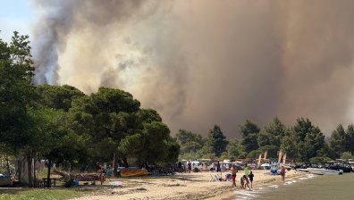 Български пожарникари в борба с огъня в Халкидики, евакуираха голям къмпинг