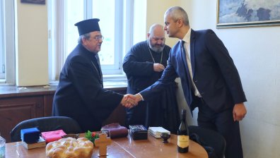 Депутатите на работа след Великден, свещеник ръси стаята на "Възраждане"