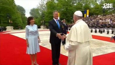 Папа Франциск пристигна на посещение в Румъния