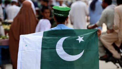 Бунт в Пакистан след оскверняване на Корана - мюсюлмани подпалиха църкви и домове