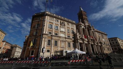 Хиляди богомолци на опашка за поклонение пред гроба на папа Франциск (СНИМКИ)