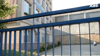 Настаниха в Кризисен център момичето, оковано във вериги в училище