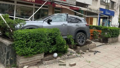 Жена заби джипа си пред столичен ресторант