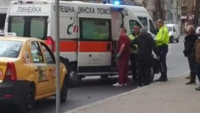 Такси блъсна пешеходци в София