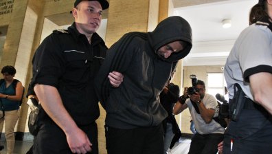 Футболният хулиган, метнал бомбичката, остава в ареста