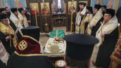 Положиха за поклонение останките на патриарх Неофит в църквата "Света Марина"