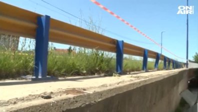 Трима тийнейджъри са откарани в болница след инцидент на пътен надлез