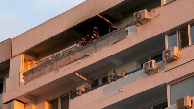 Последиците след удара на руски дрон в блок в Румъния (СНИМКИ)
