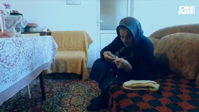 90-годишна от Раковски изплете топли чорапи от домашна вълна за папата