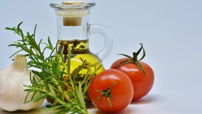 С 2 лв. поскъпва олиото от борсата до магазина, скачат цените на сиренето и краставиците