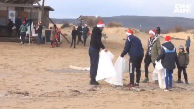 Десетки любители на природата запретнаха ръкави и почистиха плаж Аркутино 