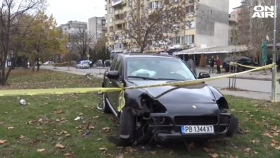 Трима в болница, след като джип се вряза в дърво в Пловдив, шофьорът избяга