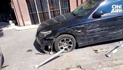 Шофьор удари две коли на българското посолство в Скопие