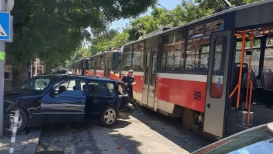 50-годишен е в кома след тежката катастрофа между трамвай и автомобил в София