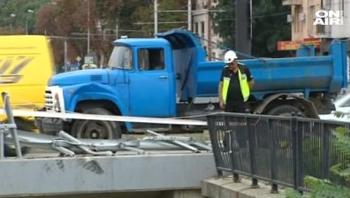 Камион надвисна над реката при Лъвов мост в столицата