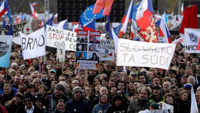 30 г. от Нежната революция: Протести заляха Чехия и Словакия