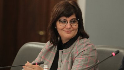 Министър Сербезова съди прокуратурата за 70 хил. лева